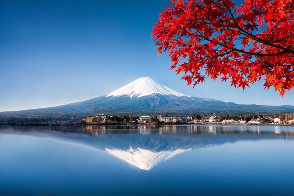 mount-fuji-with-red-maple-leaves--lake-kawaguchi--yamanashi-prefecture-
