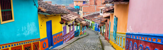 colorful-colonial-houses-on-a-cobblestone-street-in-guatape--antioquia