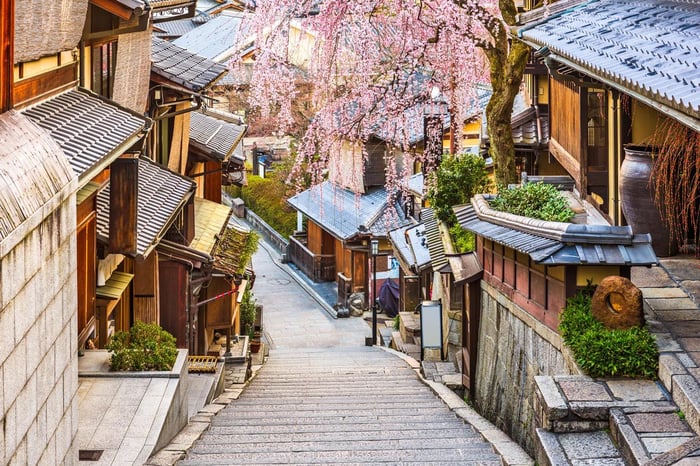 kyoto--japan-in-spring-in-the-higashiyama-district-1