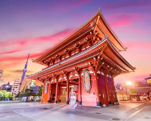 temple-gate-in-tokyo--japan