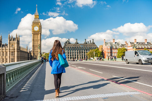 london-city-urban-lifestyle-tourist-woman-walking