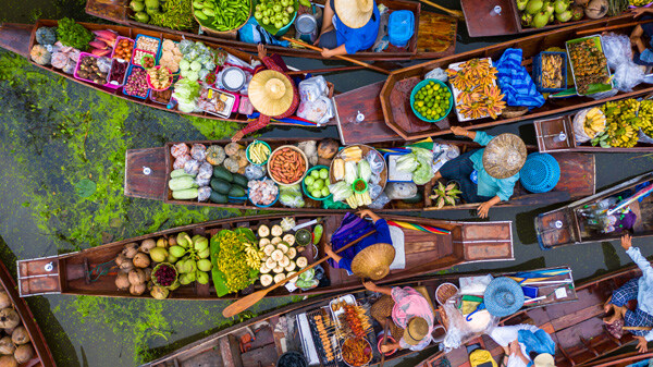 aerial-view-famous-floating-market-in-thailand--damnoen-saduak-floating