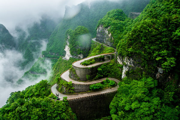 the-winding-road-of-tianmen-mountain-national-park-(zhangjiajie)-in
