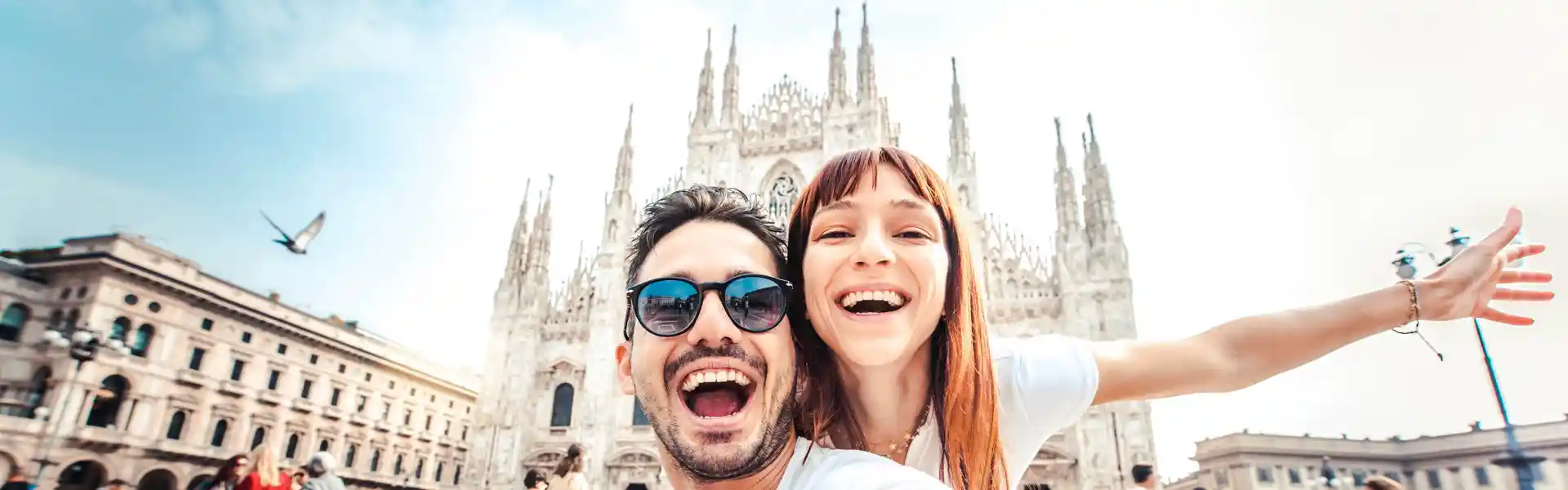 happy-couple-taking-selfie-in-front-of-duomo-cathedral-in