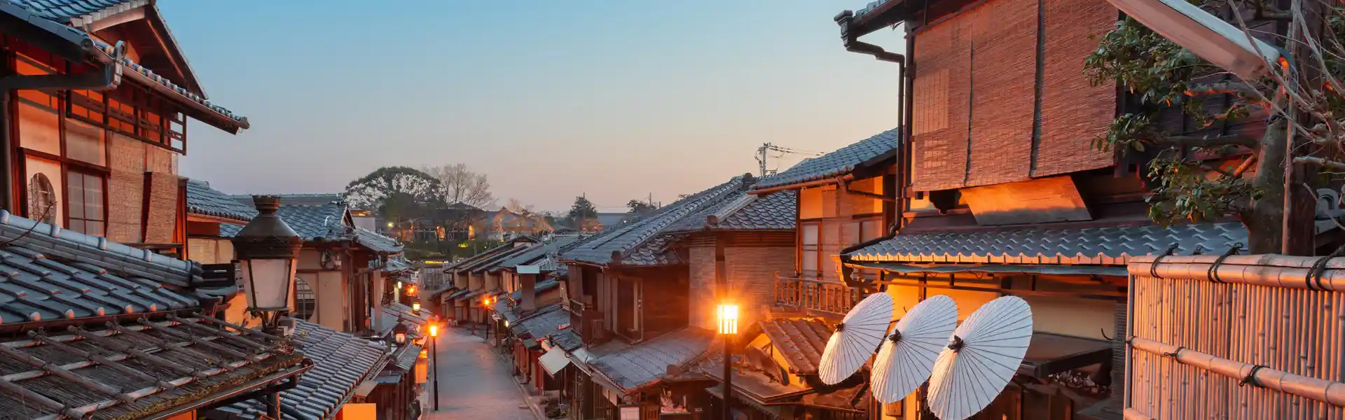 kyoto--japan-old-town-streets-at-twilight-in-highashiyama-district