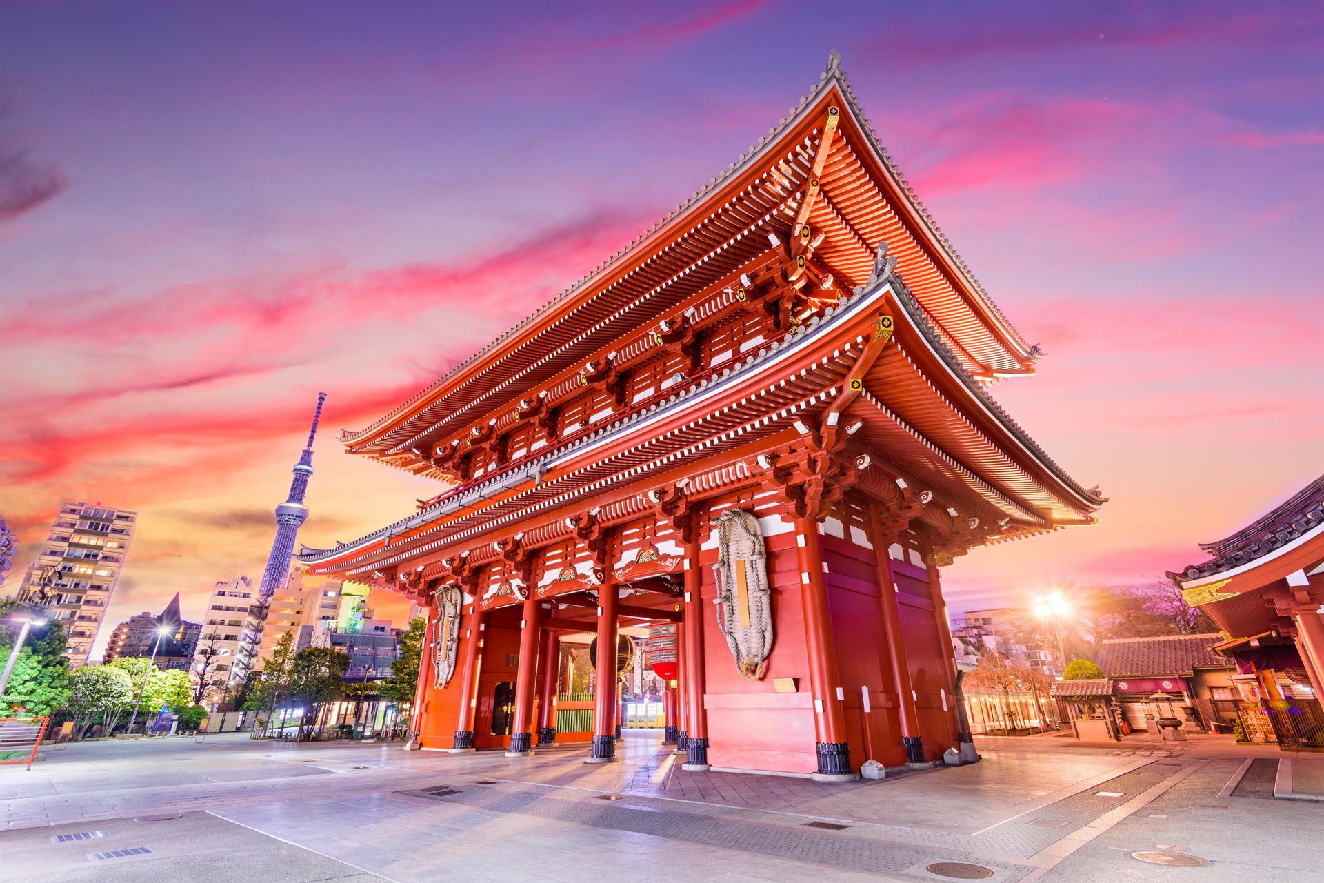temple-gate-in-tokyo--japan-1