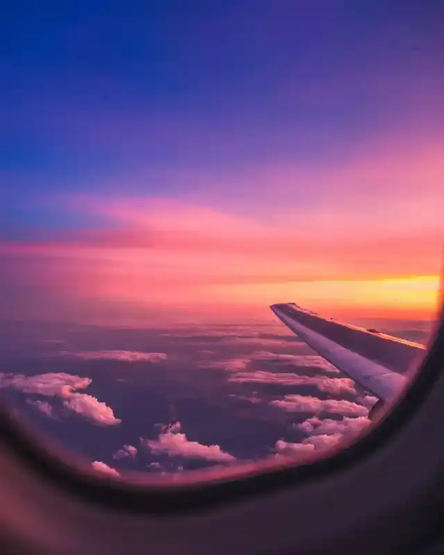 colorful-sunset-from-airplanes-window