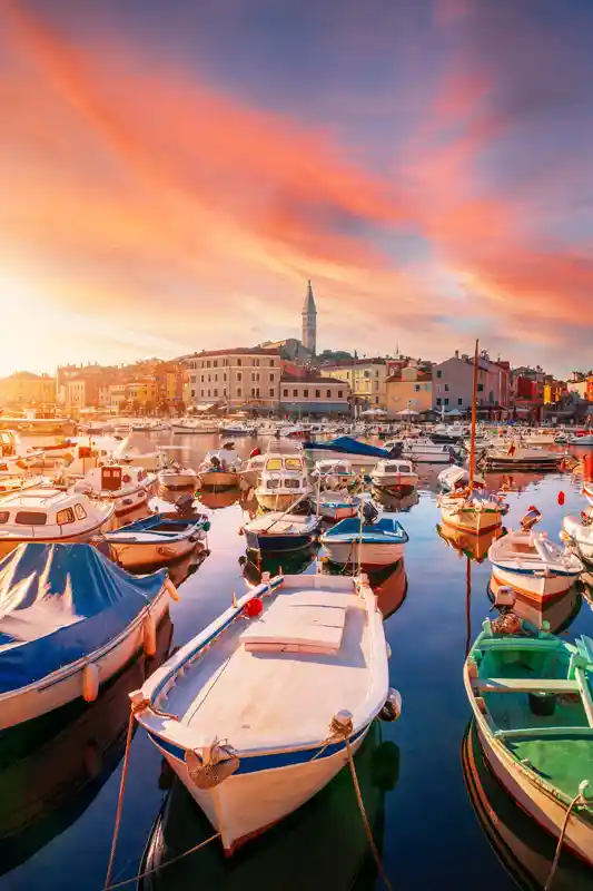 cozy-and-quiet-town-of-rovinj-with-beautiful-colorful-houses