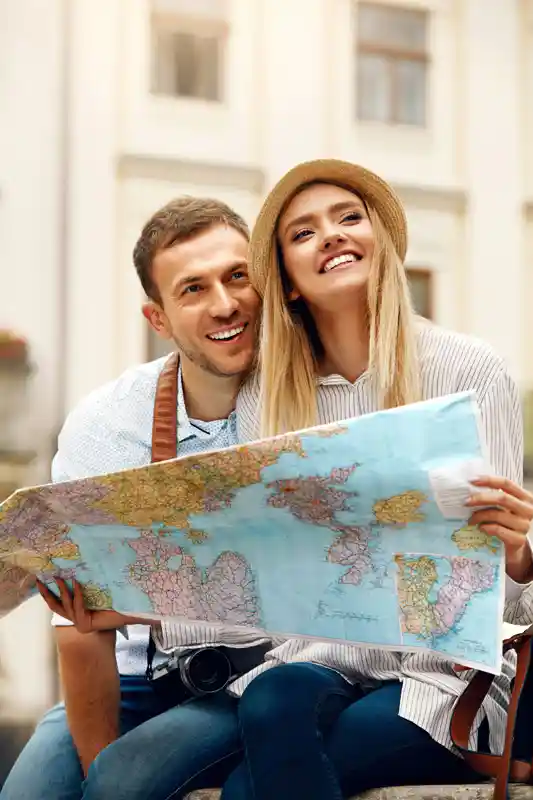 tourist-man-and-woman-with-map-on-city-street-beautiful
