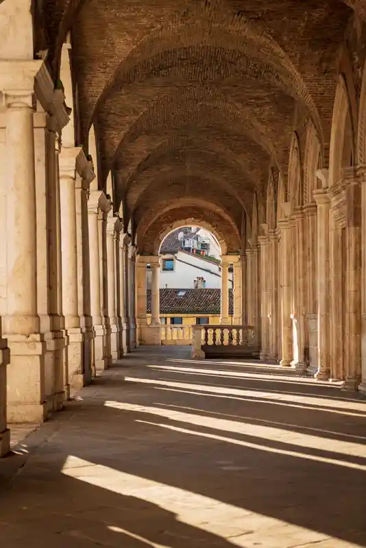 vicenza-downtown--open-gallery-of-the-basilica-palladiana-by-the